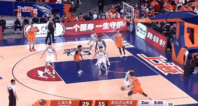 怀特塞德接球双手拉框暴扣，张镇麟对抗后撤步跳投命中