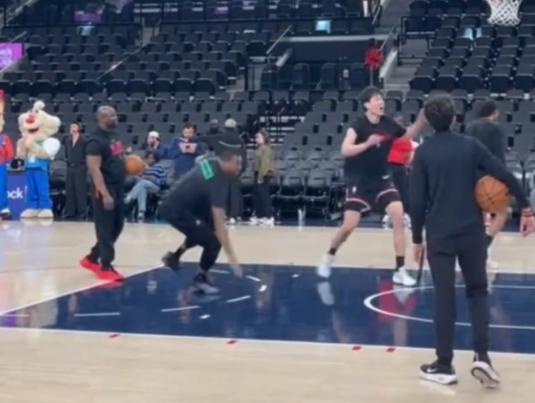 九游官网登录-身体对抗有提升？杨瀚森赛前热身时撞倒黑人助教